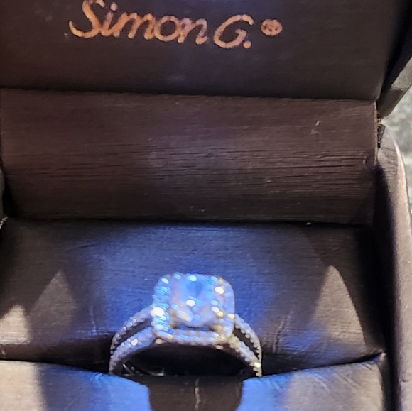 Beautiful 18k gold and diamond ring from Simon G in very good condition. - Picture 10 of 13